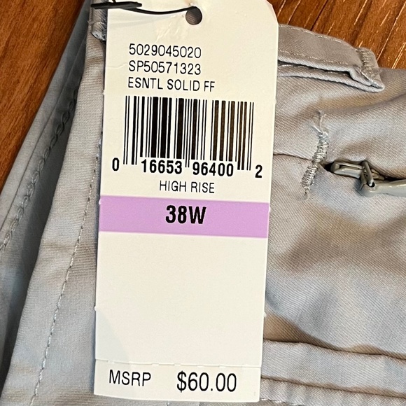 Van Heusen Men's Casual Short Flat Front; New with tags; 38Wx9.5 - Picture 2 of 16